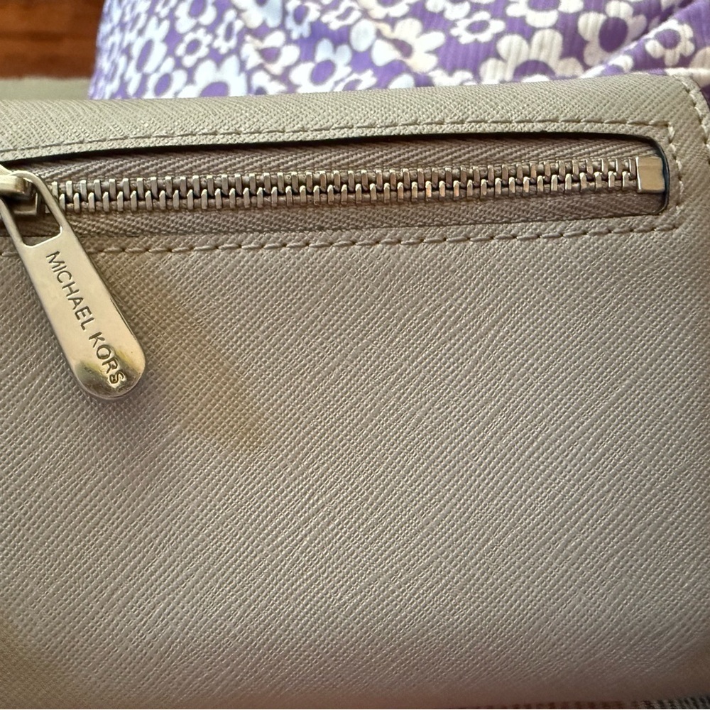 Michael Kors Ava Studded Saffiano Leather Carryall Card Wallet in Cement Grey - Picture 6 of 6
